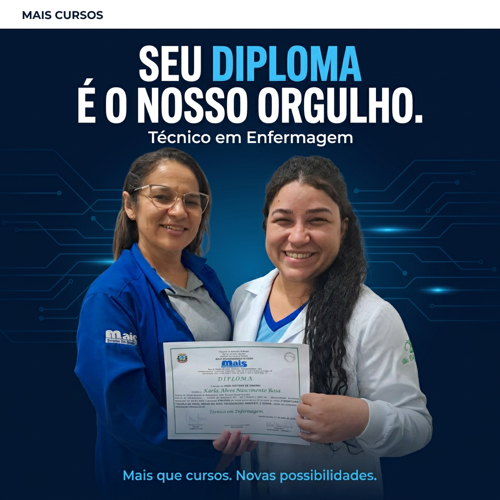 Aluna formada recebendo o diploma de Técnico em Enfermagem junto a uma colaboradora da Mais Cursos