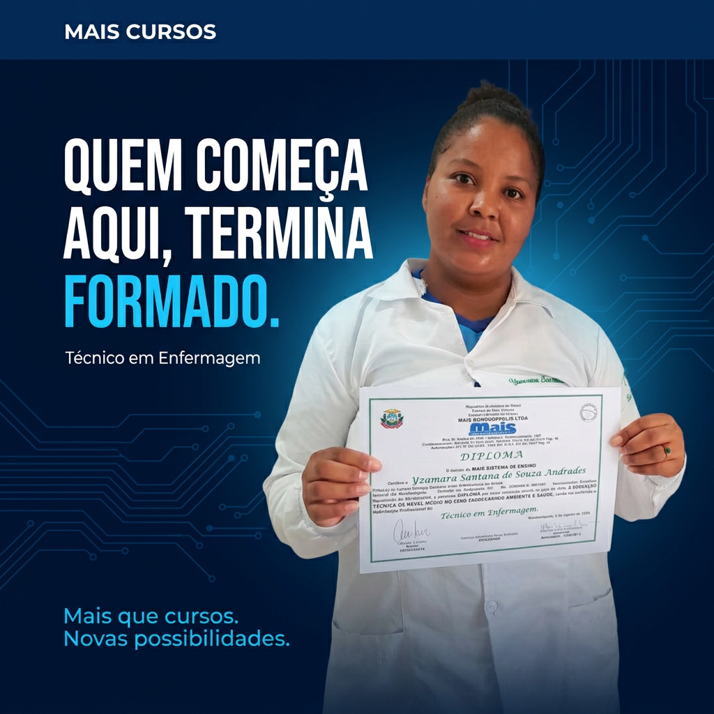 Aluna formada da Mais Cursos segurando seu diploma de Técnico em Enfermagem